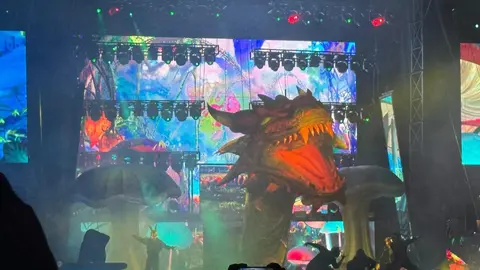 La exvocalista de La Oreja de Van Gogh inicia su carrera en solitario en un concierto inolvidable en la explanada de los Pendones Leoneses, antes de ceder el testigo a La Misión. En la imagen, La Misión durante su espectáculo.