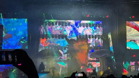 La exvocalista de La Oreja de Van Gogh inicia su carrera en solitario en un concierto inolvidable en la explanada de los Pendones Leoneses, antes de ceder el testigo a La Misión. En la imagen, La Misión durante su espectáculo.