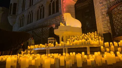 Decenas de leoneses y visitantes llenan la plaza de San Marcelo, ante la Casa Botines, para celebrar entre velas y melodías el aniversario de Antonio Gaudí con un concierto inspirado en su tiempo y su genio. Fotos: A.F. Reca