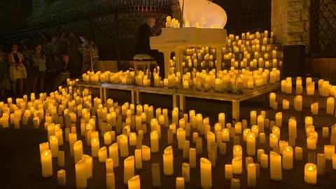 Decenas de leoneses y visitantes llenan la plaza de San Marcelo, ante la Casa Botines, para celebrar entre velas y melodías el aniversario de Antonio Gaudí con un concierto inspirado en su tiempo y su genio. Fotos: A.F. Reca