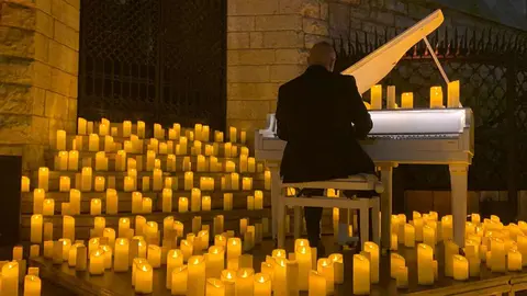 Decenas de leoneses y visitantes llenan la plaza de San Marcelo, ante la Casa Botines, para celebrar entre velas y melodías el aniversario de Antonio Gaudí con un concierto inspirado en su tiempo y su genio. Fotos: A.F. Reca