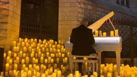 Decenas de leoneses y visitantes llenan la plaza de San Marcelo, ante la Casa Botines, para celebrar entre velas y melodías el aniversario de Antonio Gaudí con un concierto inspirado en su tiempo y su genio. Fotos: A.F. Reca