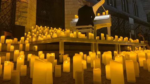 Decenas de leoneses y visitantes llenan la plaza de San Marcelo, ante la Casa Botines, para celebrar entre velas y melodías el aniversario de Antonio Gaudí con un concierto inspirado en su tiempo y su genio. Fotos: A.F. Reca