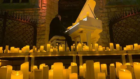 Decenas de leoneses y visitantes llenan la plaza de San Marcelo, ante la Casa Botines, para celebrar entre velas y melodías el aniversario de Antonio Gaudí con un concierto inspirado en su tiempo y su genio. Fotos: A.F. Reca