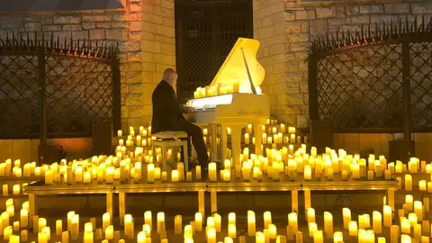 Decenas de leoneses y visitantes llenan la plaza de San Marcelo, ante la Casa Botines, para celebrar entre velas y melodías el aniversario de Antonio Gaudí con un concierto inspirado en su tiempo y su genio. Fotos: A.F. Reca