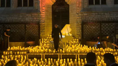 Decenas de leoneses y visitantes llenan la plaza de San Marcelo, ante la Casa Botines, para celebrar entre velas y melodías el aniversario de Antonio Gaudí con un concierto inspirado en su tiempo y su genio. Fotos: A.F. Reca