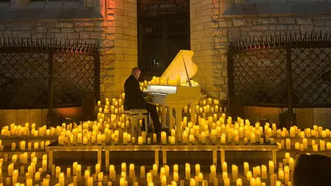 Decenas de leoneses y visitantes llenan la plaza de San Marcelo, ante la Casa Botines, para celebrar entre velas y melodías el aniversario de Antonio Gaudí con un concierto inspirado en su tiempo y su genio. Fotos: A.F. Reca