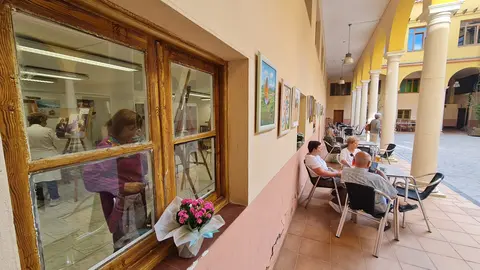 La Escuela de Pintura del Recreo Industrial presenta su nueva exposición en el patio de la sede del Nuevo Recreo Industrial, un espacio que se convierte estos días en un auténtico refugio de arte y tranquilidad.