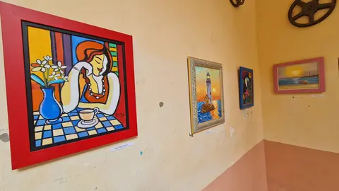 La Escuela de Pintura del Recreo Industrial presenta su nueva exposición en el patio de la sede del Nuevo Recreo Industrial, un espacio que se convierte estos días en un auténtico refugio de arte y tranquilidad.