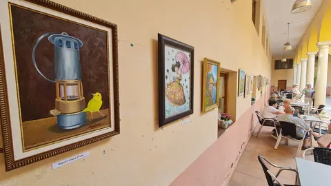 La Escuela de Pintura del Recreo Industrial presenta su nueva exposición en el patio de la sede del Nuevo Recreo Industrial, un espacio que se convierte estos días en un auténtico refugio de arte y tranquilidad.
