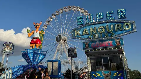 El recinto ferial de las fiestas de San Juan y San Pedro vuelve a ser el centro de la diversión con cientos de visitantes cada día con atracciones para todas las edades. Foto: Silvia García