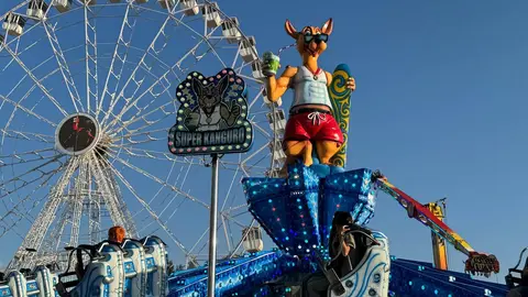 El recinto ferial de las fiestas de San Juan y San Pedro vuelve a ser el centro de la diversión con cientos de visitantes cada día con atracciones para todas las edades. Foto: Silvia García