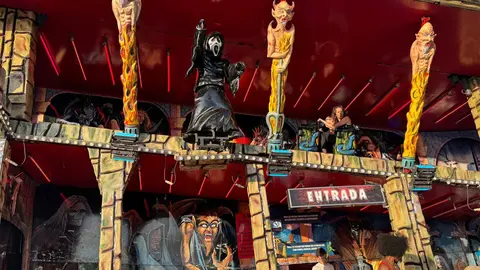 El recinto ferial de las fiestas de San Juan y San Pedro vuelve a ser el centro de la diversión con cientos de visitantes cada día con atracciones para todas las edades. Foto: Silvia García
