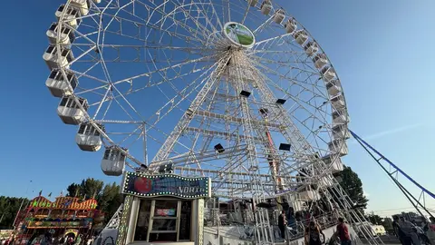 El recinto ferial de las fiestas de San Juan y San Pedro vuelve a ser el centro de la diversión con cientos de visitantes cada día con atracciones para todas las edades. Foto: Silvia García