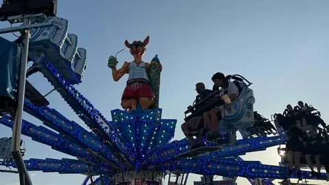 El recinto ferial de las fiestas de San Juan y San Pedro vuelve a ser el centro de la diversión con cientos de visitantes cada día con atracciones para todas las edades. Foto: Silvia García