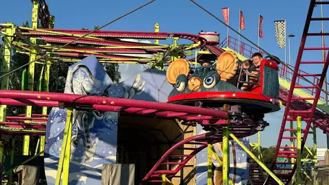 El recinto ferial de las fiestas de San Juan y San Pedro vuelve a ser el centro de la diversión con cientos de visitantes cada día con atracciones para todas las edades. Foto: Silvia García