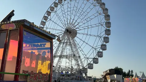 El recinto ferial de las fiestas de San Juan y San Pedro vuelve a ser el centro de la diversión con cientos de visitantes cada día con atracciones para todas las edades. Foto: Silvia García