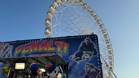El recinto ferial de las fiestas de San Juan y San Pedro vuelve a ser el centro de la diversión con cientos de visitantes cada día con atracciones para todas las edades. Foto: Silvia García