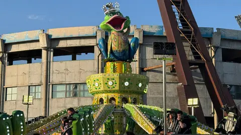 El recinto ferial de las fiestas de San Juan y San Pedro vuelve a ser el centro de la diversión con cientos de visitantes cada día con atracciones para todas las edades. Foto: Silvia García