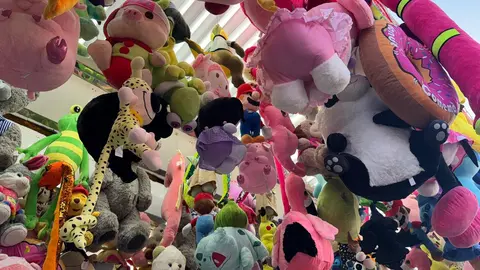 El recinto ferial de las fiestas de San Juan y San Pedro vuelve a ser el centro de la diversión con cientos de visitantes cada día con atracciones para todas las edades. Foto: Silvia García