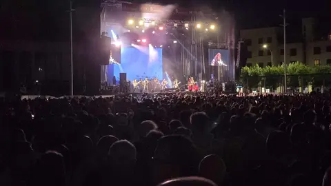 Mägo de Oz arrasa en León con una noche épica de folk metal y nostalgia. Más de 6.000 personas vibraron en la explanada de los Pendones Leoneses con el regreso del grupo madrileño, que ofreció un concierto cargado de clásicos, novedades y energía desbordante. Fotos: C. Calvo