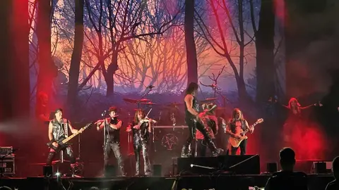 Mägo de Oz arrasa en León con una noche épica de folk metal y nostalgia. Más de 6.000 personas vibraron en la explanada de los Pendones Leoneses con el regreso del grupo madrileño, que ofreció un concierto cargado de clásicos, novedades y energía desbordante. Fotos: C. Calvo