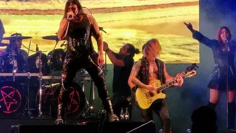 Mägo de Oz arrasa en León con una noche épica de folk metal y nostalgia. Más de 6.000 personas vibraron en la explanada de los Pendones Leoneses con el regreso del grupo madrileño, que ofreció un concierto cargado de clásicos, novedades y energía desbordante. Fotos: C. Calvo