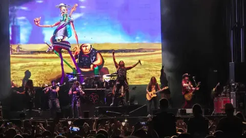 Mägo de Oz arrasa en León con una noche épica de folk metal y nostalgia. Más de 6.000 personas vibraron en la explanada de los Pendones Leoneses con el regreso del grupo madrileño, que ofreció un concierto cargado de clásicos, novedades y energía desbordante. Fotos: C. Calvo