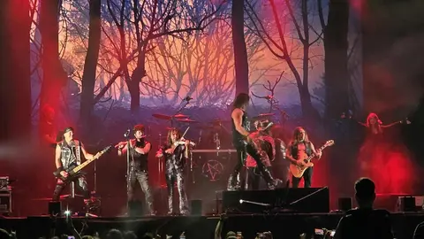 Mägo de Oz arrasa en León con una noche épica de folk metal y nostalgia. Más de 6.000 personas vibraron en la explanada de los Pendones Leoneses con el regreso del grupo madrileño, que ofreció un concierto cargado de clásicos, novedades y energía desbordante. Fotos: C. Calvo