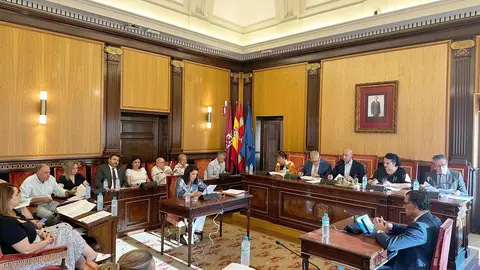 El Ayuntamiento de León ha aprobado este viernes en pleno la creación de la Zona de Bajas Emisiones (ZBE), una medida que dotará de cobertura legal a las restricciones de circulación en el centro de la capital.