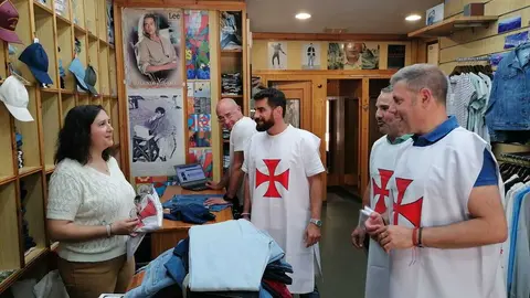El comercio de Ponferrada se prepara para la Noche Templaria.