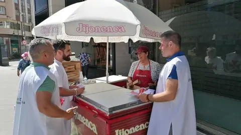 El comercio de Ponferrada se prepara para la Noche Templaria.