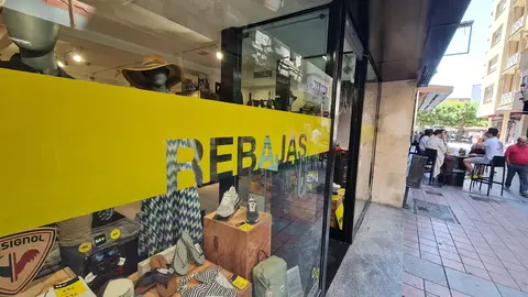 Las tiendas de la capital leonesa, desde boutiques independientes hasta grandes superficies, anticipan la temporada de ofertas con promociones de hasta el 70 % para atraer al consumidor veraniego.