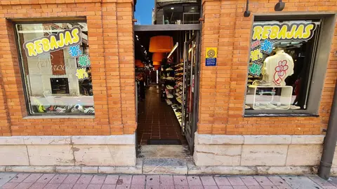 Las tiendas de la capital leonesa, desde boutiques independientes hasta grandes superficies, anticipan la temporada de ofertas con promociones de hasta el 70 % para atraer al consumidor veraniego.