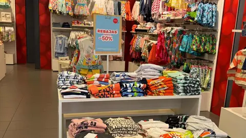 Las tiendas de la capital leonesa, desde boutiques independientes hasta grandes superficies, anticipan la temporada de ofertas con promociones de hasta el 70 % para atraer al consumidor veraniego.