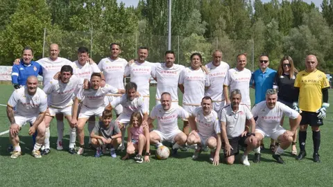 El campo del CD Puente Castro  se convirtió días atrás en mucho más que un escenario deportivo: fue el epicentro de una jornada solidaria que demostró que el fútbol veterano también puede cambiar vidas. en este caso luchando frente a la ELA.