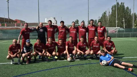 El campo del CD Puente Castro  se convirtió días atrás en mucho más que un escenario deportivo: fue el epicentro de una jornada solidaria que demostró que el fútbol veterano también puede cambiar vidas. en este caso luchando frente a la ELA.