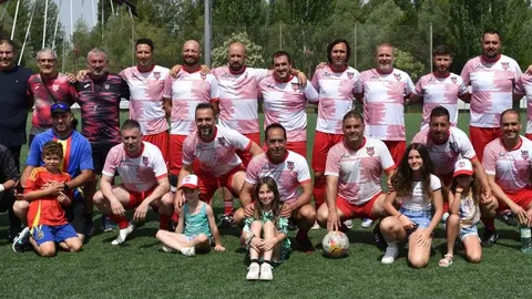 El campo del CD Puente Castro  se convirtió días atrás en mucho más que un escenario deportivo: fue el epicentro de una jornada solidaria que demostró que el fútbol veterano también puede cambiar vidas. en este caso luchando frente a la ELA.