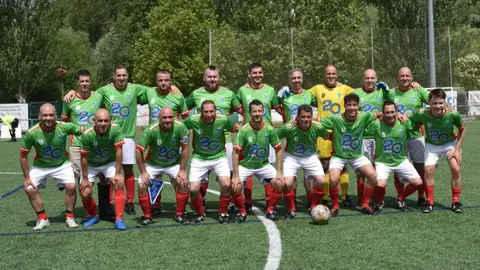El campo del CD Puente Castro  se convirtió días atrás en mucho más que un escenario deportivo: fue el epicentro de una jornada solidaria que demostró que el fútbol veterano también puede cambiar vidas. en este caso luchando frente a la ELA.