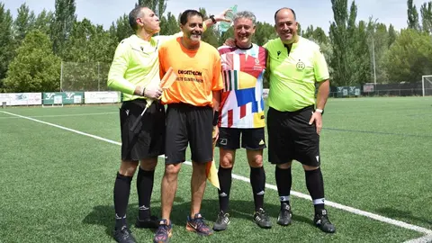 El campo del CD Puente Castro  se convirtió días atrás en mucho más que un escenario deportivo: fue el epicentro de una jornada solidaria que demostró que el fútbol veterano también puede cambiar vidas. en este caso luchando frente a la ELA.