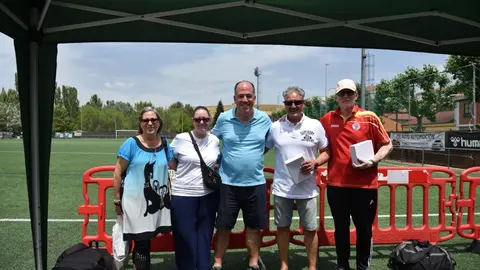 El campo del CD Puente Castro  se convirtió días atrás en mucho más que un escenario deportivo: fue el epicentro de una jornada solidaria que demostró que el fútbol veterano también puede cambiar vidas. en este caso luchando frente a la ELA.