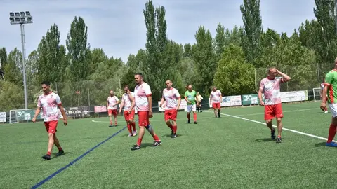 El campo del CD Puente Castro  se convirtió días atrás en mucho más que un escenario deportivo: fue el epicentro de una jornada solidaria que demostró que el fútbol veterano también puede cambiar vidas. en este caso luchando frente a la ELA.