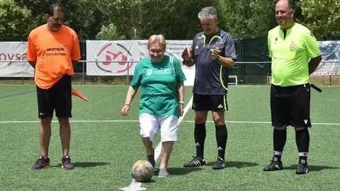 El campo del CD Puente Castro  se convirtió días atrás en mucho más que un escenario deportivo: fue el epicentro de una jornada solidaria que demostró que el fútbol veterano también puede cambiar vidas. en este caso luchando frente a la ELA.