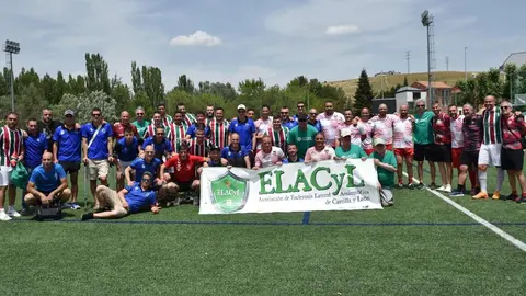 El campo del CD Puente Castro  se convirtió días atrás en mucho más que un escenario deportivo: fue el epicentro de una jornada solidaria que demostró que el fútbol veterano también puede cambiar vidas. en este caso luchando frente a la ELA.