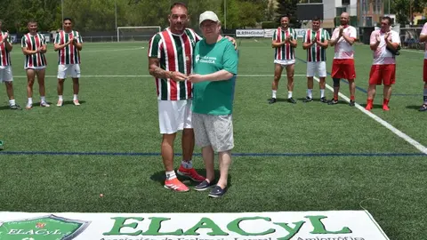 El campo del CD Puente Castro  se convirtió días atrás en mucho más que un escenario deportivo: fue el epicentro de una jornada solidaria que demostró que el fútbol veterano también puede cambiar vidas. en este caso luchando frente a la ELA.