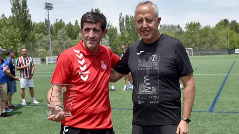 El campo del CD Puente Castro  se convirtió días atrás en mucho más que un escenario deportivo: fue el epicentro de una jornada solidaria que demostró que el fútbol veterano también puede cambiar vidas. en este caso luchando frente a la ELA.