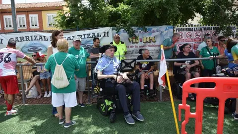 El campo del CD Puente Castro  se convirtió días atrás en mucho más que un escenario deportivo: fue el epicentro de una jornada solidaria que demostró que el fútbol veterano también puede cambiar vidas. en este caso luchando frente a la ELA.