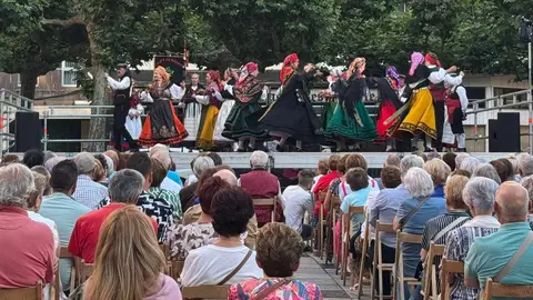 Las actuaciones de bailes tradicionales han llenado cada tarde la plaza durante toda la semana, con grupos locales que hacen vibrar a León.