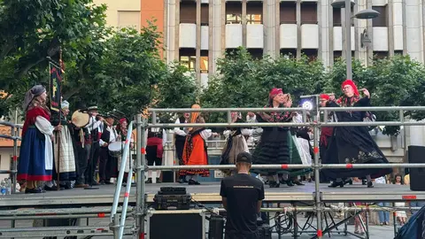 Las actuaciones de bailes tradicionales han llenado cada tarde la plaza durante toda la semana, con grupos locales que hacen vibrar a León.