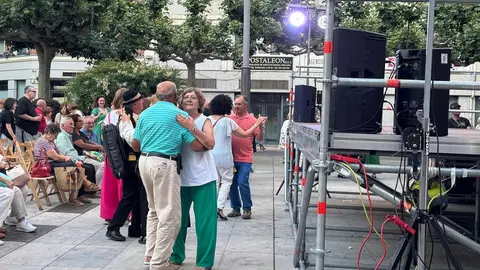 Las actuaciones de bailes tradicionales han llenado cada tarde la plaza durante toda la semana, con grupos locales que hacen vibrar a León.